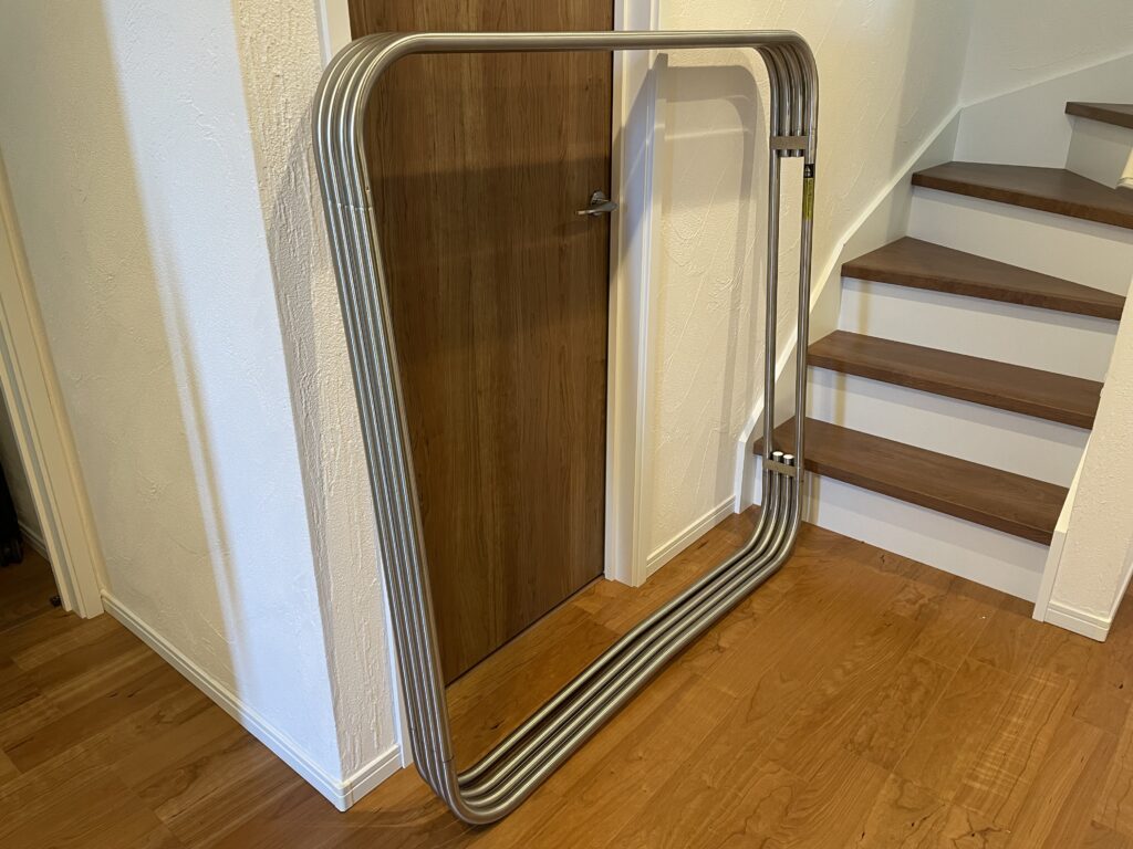 折りたたんだ洗濯物干しスタンド