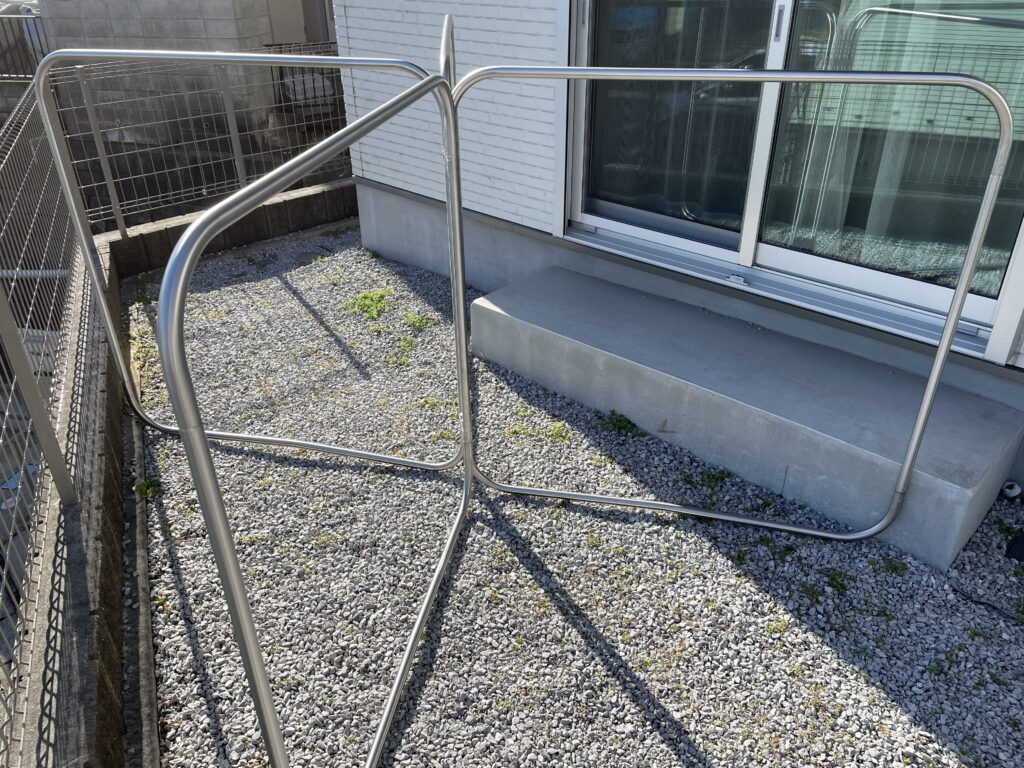 庭に広げた洗濯物干しスタンド